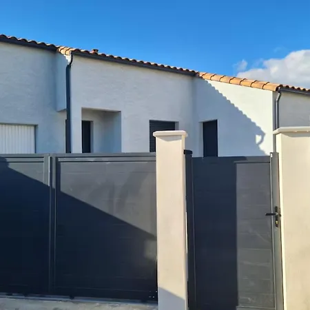 Dom wakacyjny Bright House In For 8 People